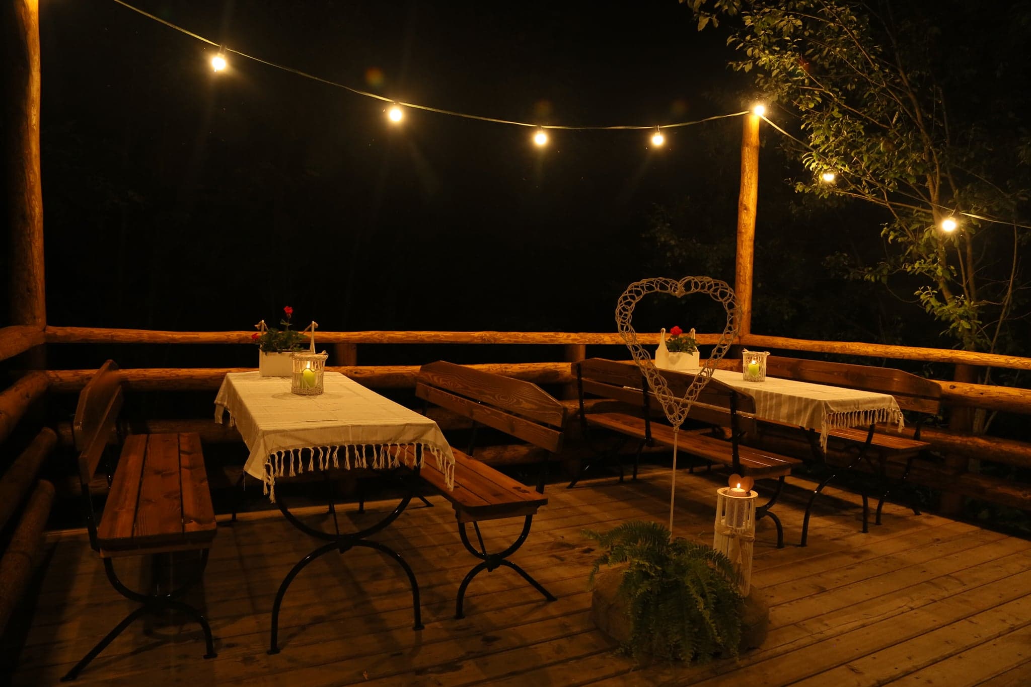 Taras nad rzeką Olzą przy restauracji Zajazd Nad Olzą