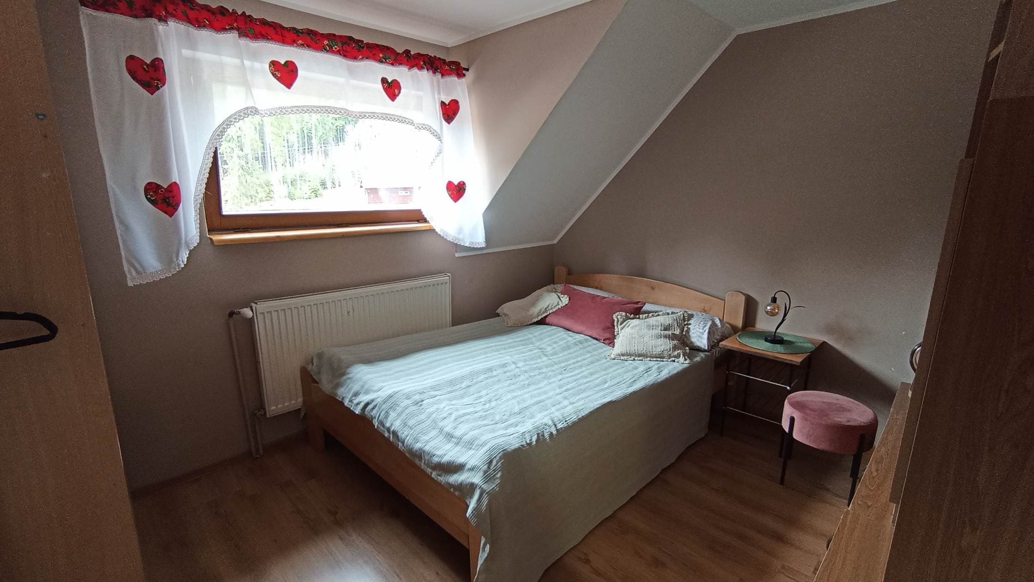 Pokój trzyosobowy z drewnianymi akcentami w Istebnej